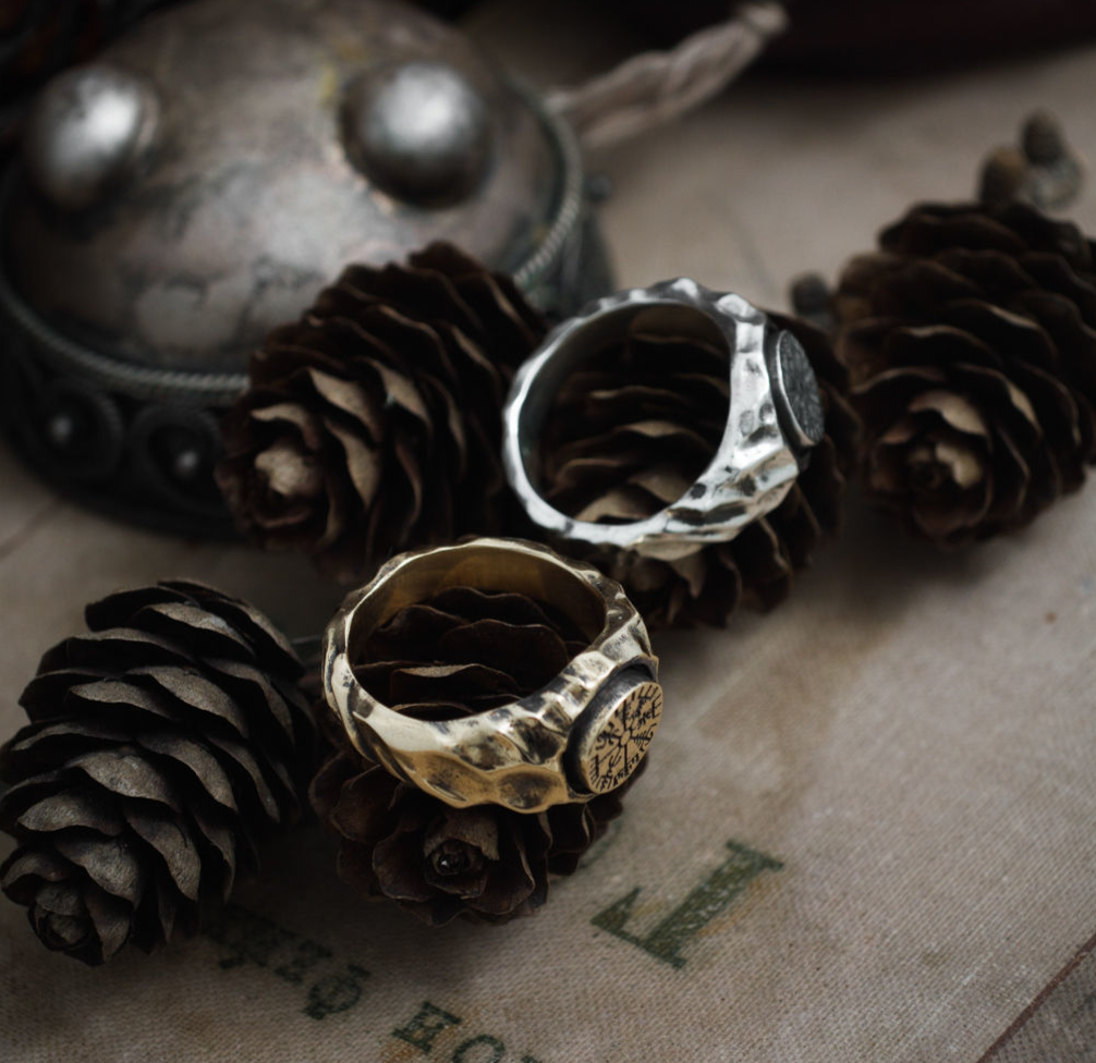 Кольцо компаса. Кольца викингов. Серебряное кольцо викинга. Перстень викингов. Перстень компас.